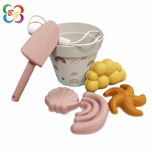 夏天快到了，和家人一起帶上硅膠沙灘桶去海邊玩?！└吖枘z